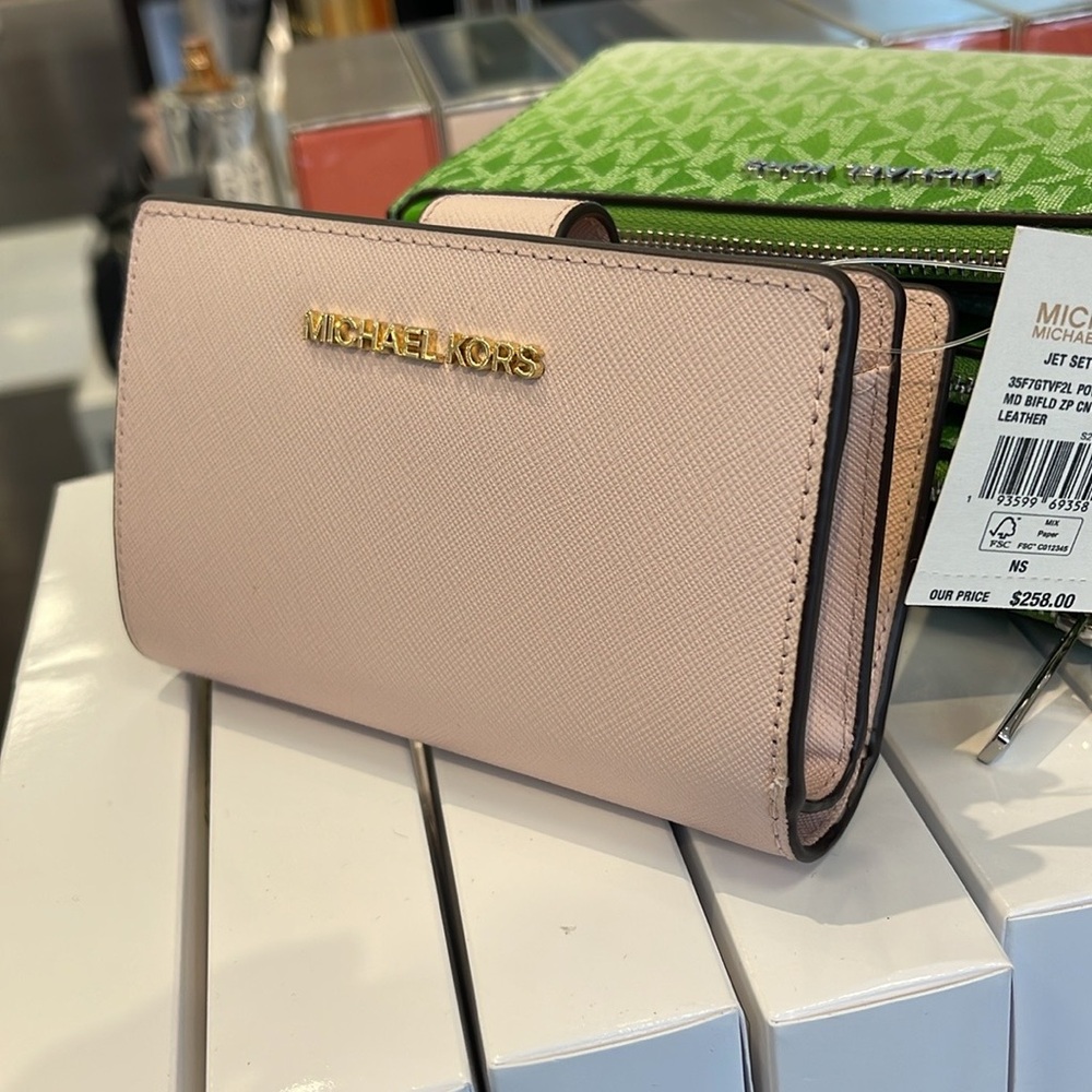 Michael Medium Crossgrain Leather Bifold Wallet
Powder Blush 
NWT - Picture 8 of 16